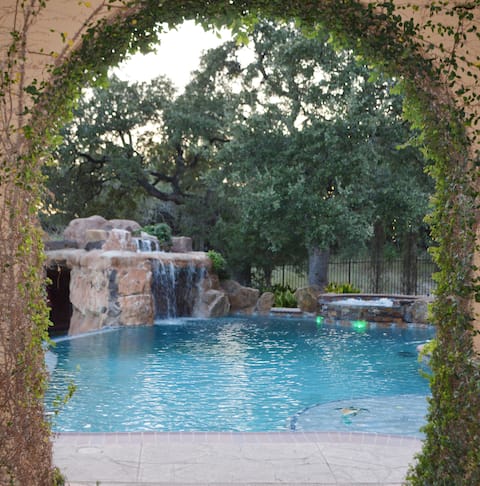 Villa and Cibolo Chase-11 ac private resort w/pool