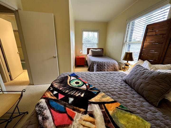 ห้องนอนของเรามีเตียงคู่และเต็มรูปแบบมีตู้เสื้อผ้าขนาดใหญ่พื้นที่เก็บของมากมายและอยู่ติดกับห้องน้ำที่มีเสน่ห์ของฮอลลีวูด