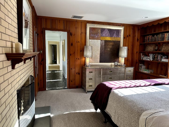 ศิลปะดั้งเดิมตู้เสื้อผ้าใบสีเงิน MCM และแสงศิลปะยุคสมัยให้ความแตกต่างที่สนุกสนานกับแผงไม้สนในห้องนอนคิงไซส์ของเราที่อยู่ในอ่างอาบน้ำส่วนตัวแบบครึ่งอ่าง เพื่อความสะดวกสบายยิ่งขึ้นมีผ้าห่มและหมอนเมมโมรี่โฟมมากขึ้นในตู้เสื้อผ้า 2 ตู้