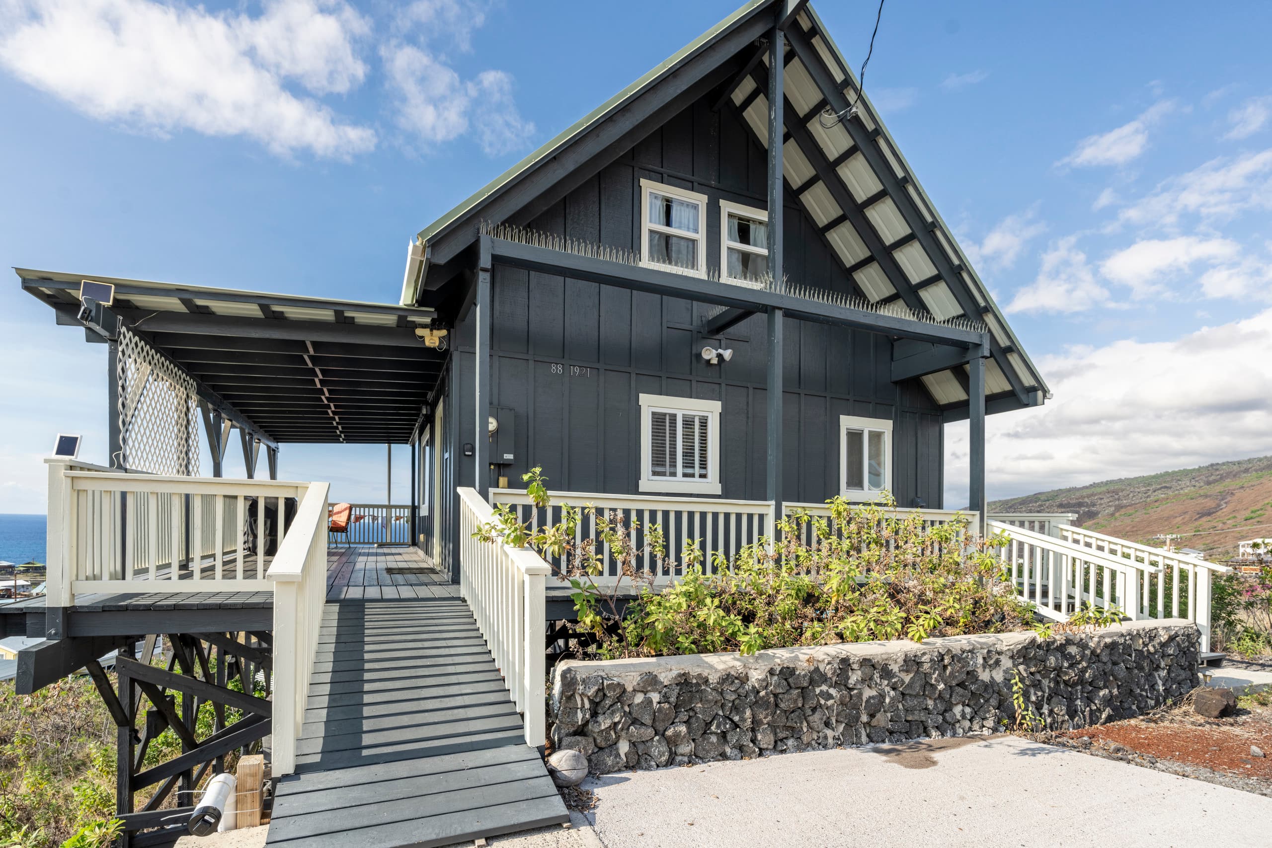 South Kona Home with a Sweeping View - Image 1