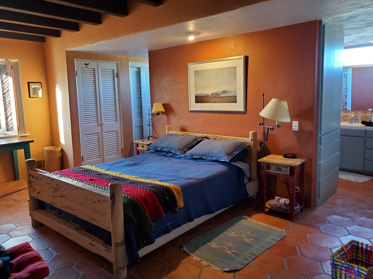 Dhomë gjumi kryesore me banjë të kompletuar (dy lavamanë)