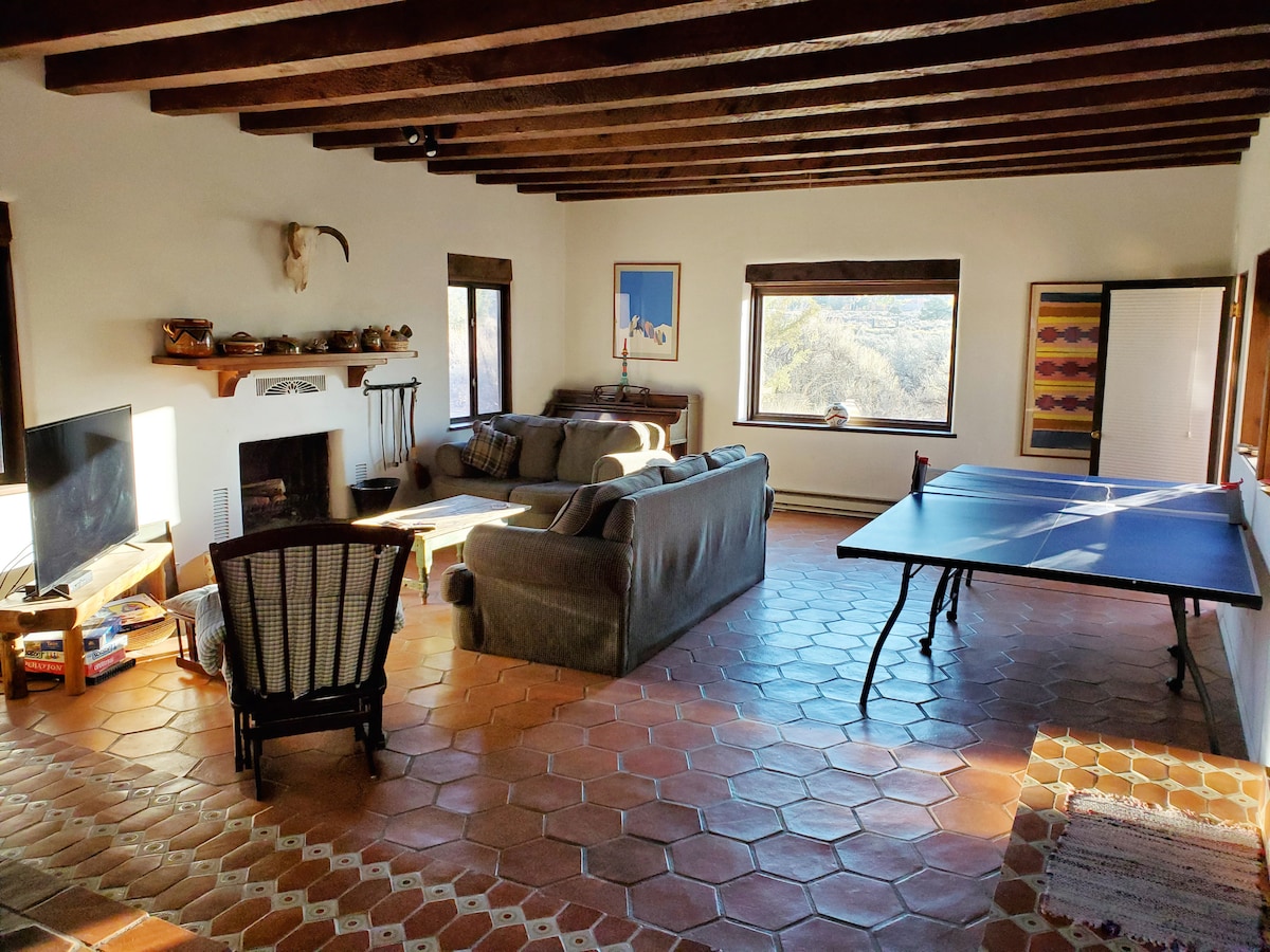 Gropë/dhomë televizori me oxhak dhe piano. Nuk kemi më një tavolinë ping-pongu.