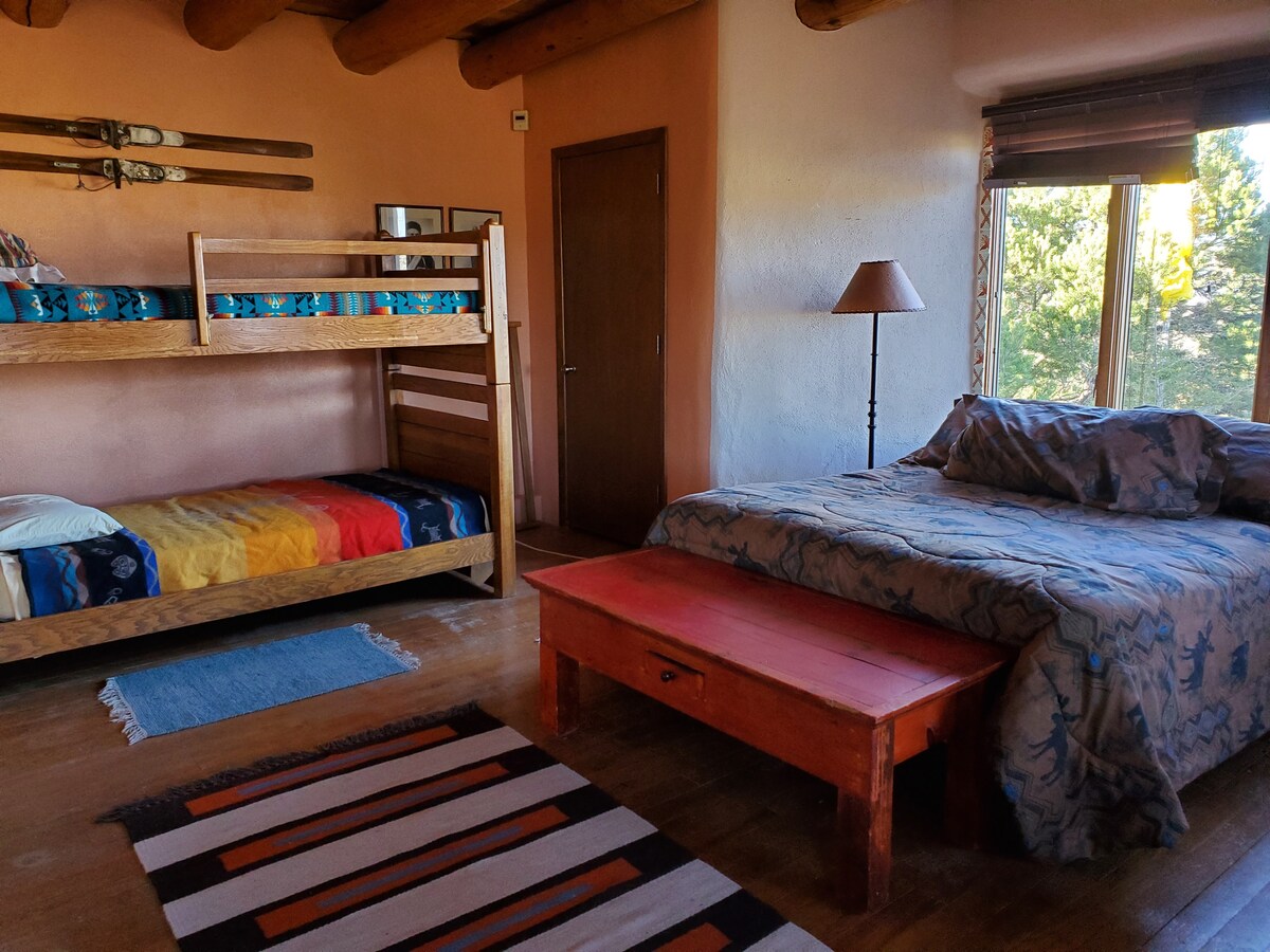 Dhoma e katërt e gjumit (lart):
krevat dopio "queen", 3 krevate marinarë (6 krevate tek), banjë e kompletuar