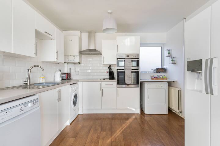 Lakeside Home ❤ 1 acre garden, near shops and M60 gallery image 5