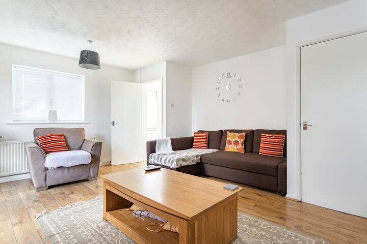 Lakeside Home ❤ 1 acre garden, near shops and M60 gallery image 2