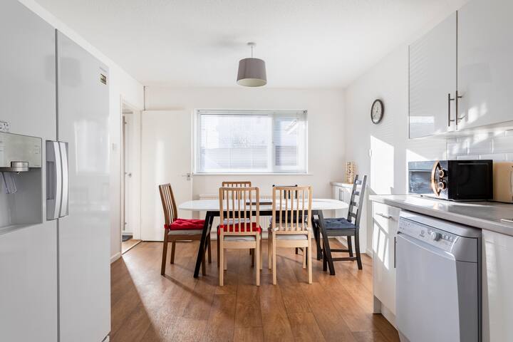 Lakeside Home ❤ 1 acre garden, near shops and M60 gallery image 3