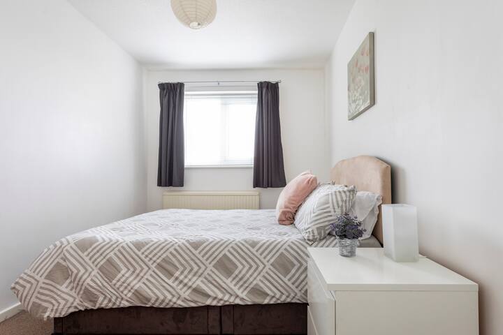 Lakeside Home ❤ 1 acre garden, near shops and M60 gallery image 4