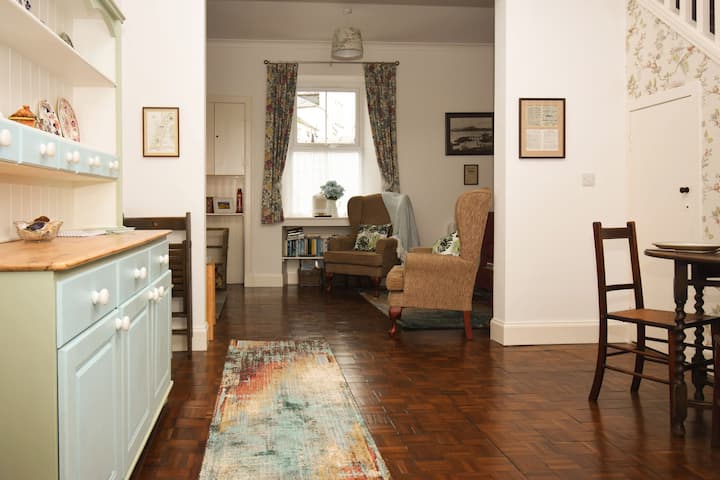 Angalia kutoka mlango wa jikoni hadi mbele ya nyumba ya shambani