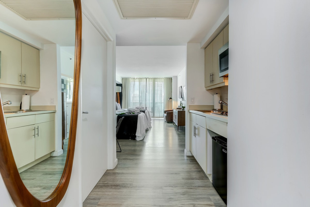 Successful Airbnb property: Dble Bay Studio Sleeps 4 Kitchenette Free Pkg/Pool in Grove Center