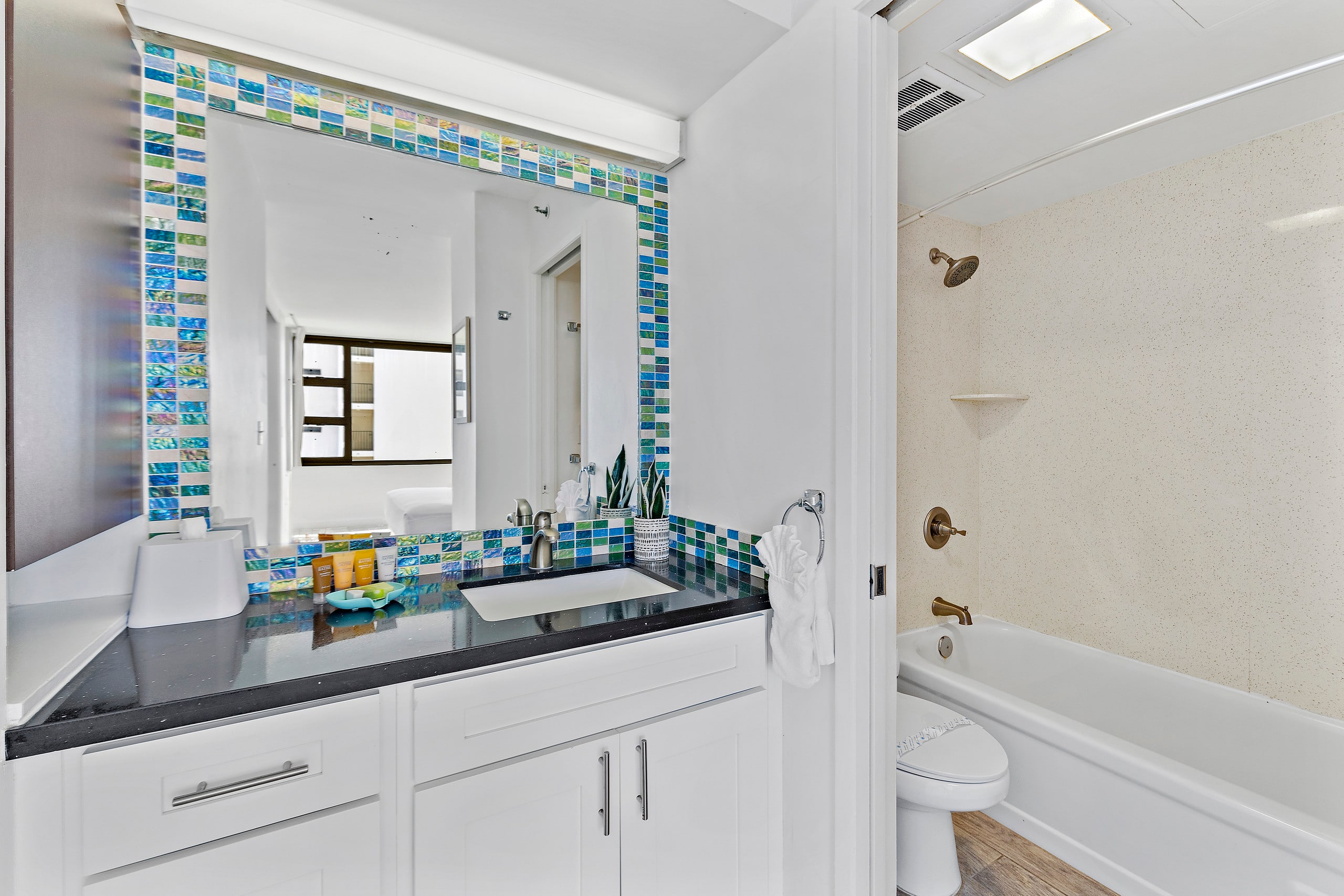 Condo in Honolulu · ★4.84 · 1 bedroom · 2 beds · 1 private bath - Image 16
