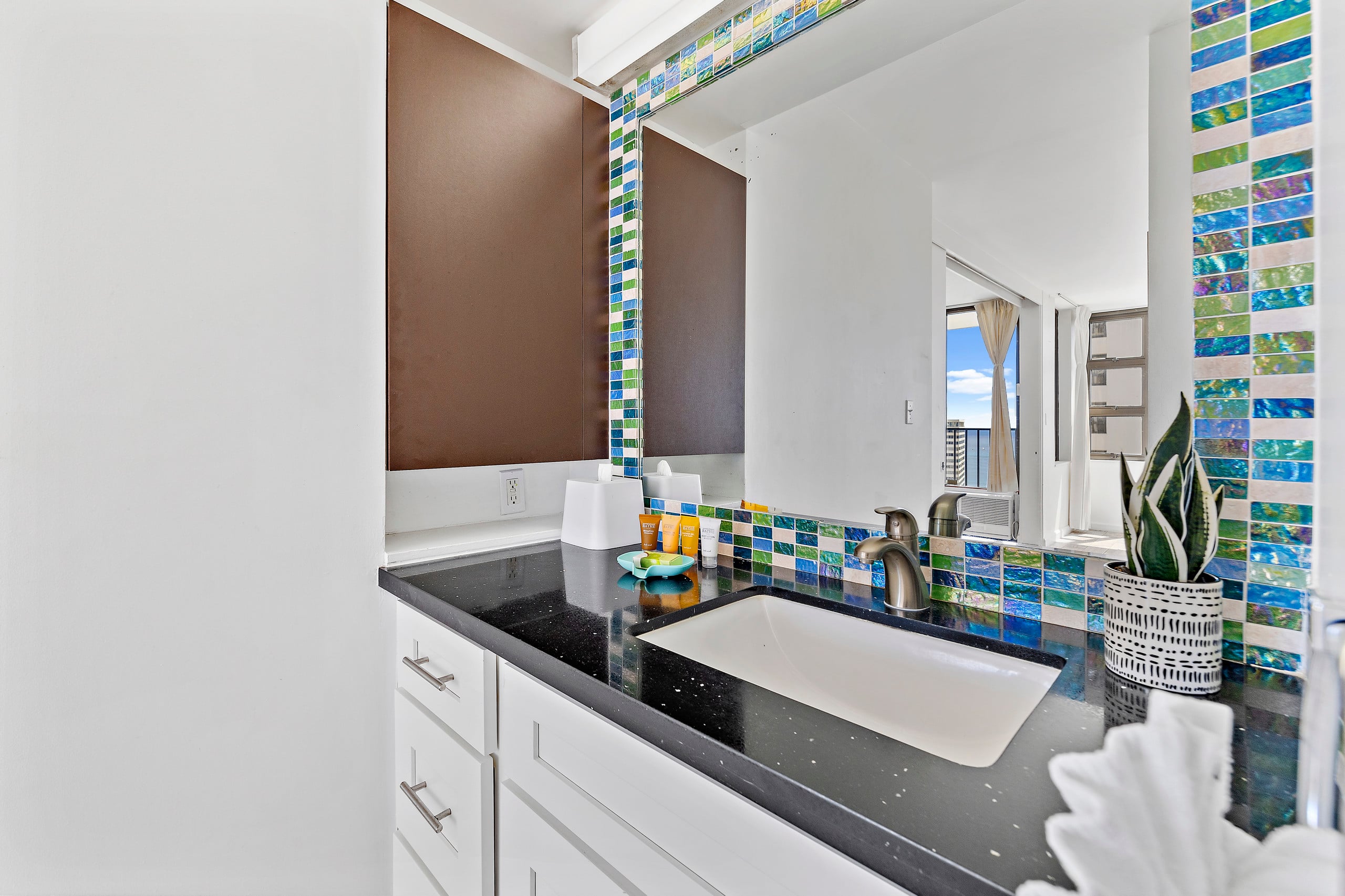 Condo in Honolulu · ★4.84 · 1 bedroom · 2 beds · 1 private bath - Image 18
