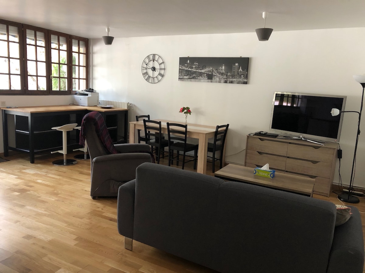 Miestnosť na posedenie. Pracovný/brunchový kútik