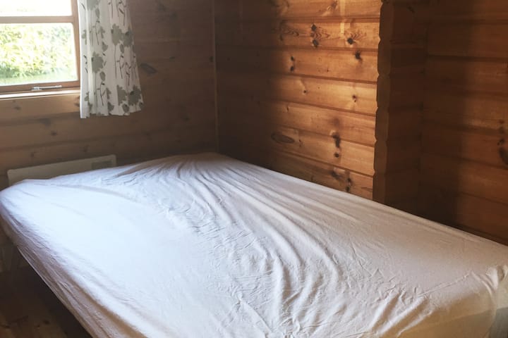 Soveværelse # 2 med sovesofa (120 cm) - sengelinned og håndklæder er inkluderet

Bedroom #2: Sleeping sofa (120 cm). Bedding and towels are included