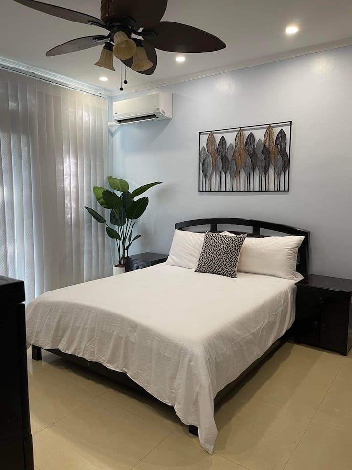 Pièces confortables avec draps moelleux