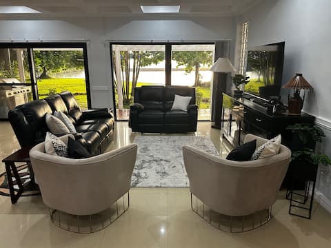 Oceanfront Luxury Oasis: Posh Villa, Pools, Sunset