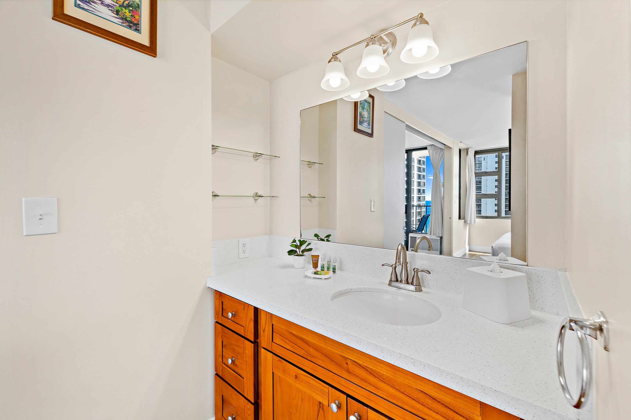 Condo in Honolulu · ★4.81 · 1 bedroom · 2 beds · 1 private bath - Image 17