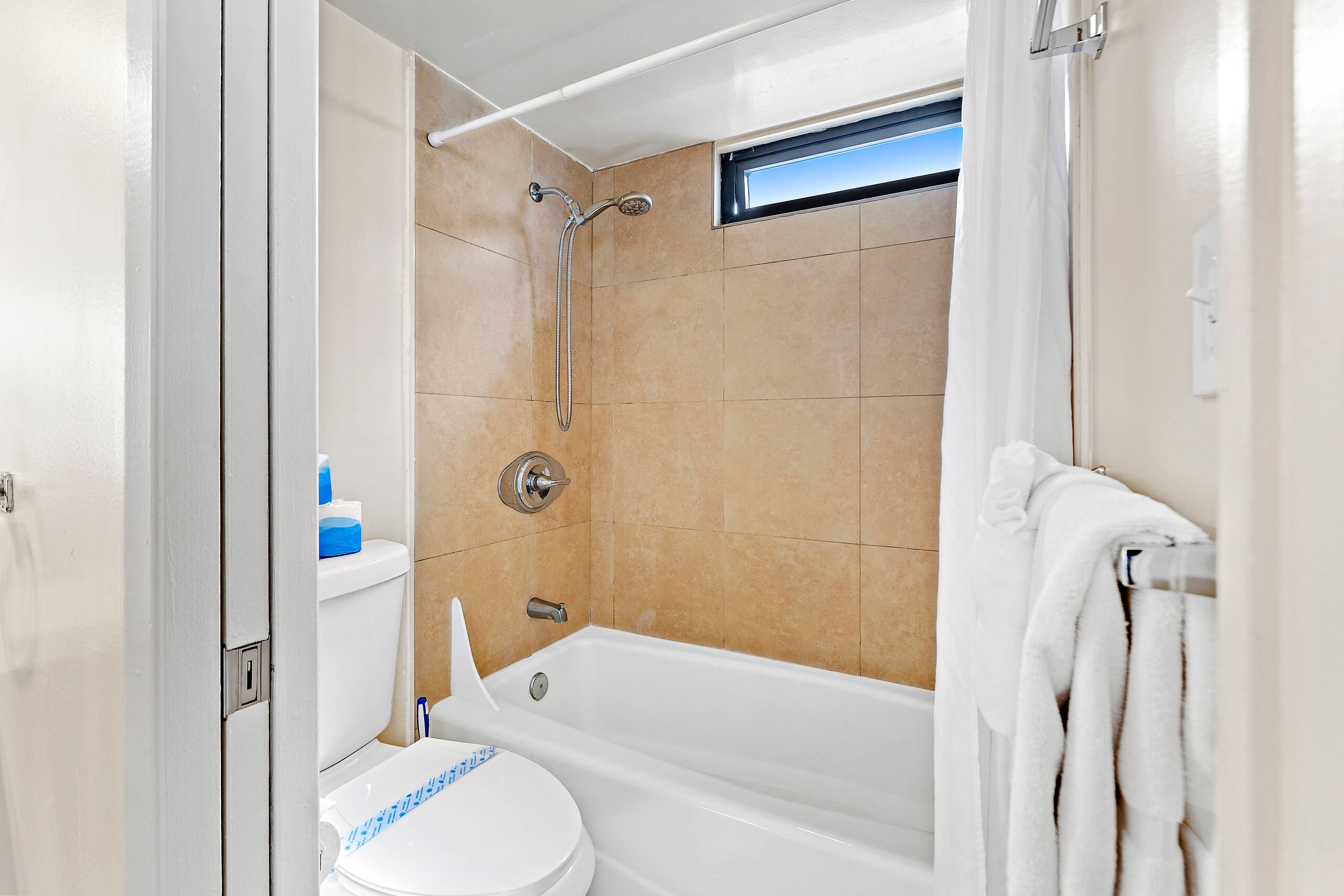 Condo in Honolulu · ★4.81 · 1 bedroom · 2 beds · 1 private bath - Image 18