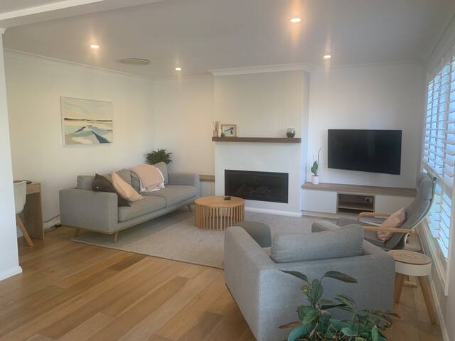 Stunning 5 Bedroom family home with a pool. gallery image 5