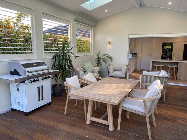 Stunning 5 Bedroom family home with a pool. gallery image 3