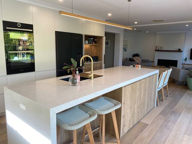 Stunning 5 Bedroom family home with a pool. gallery image 2