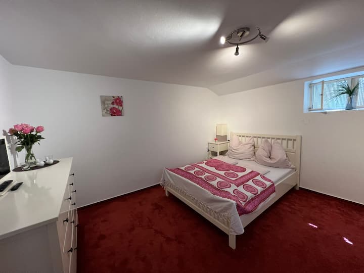 ห้องนอนพร้อมเตียงคู่