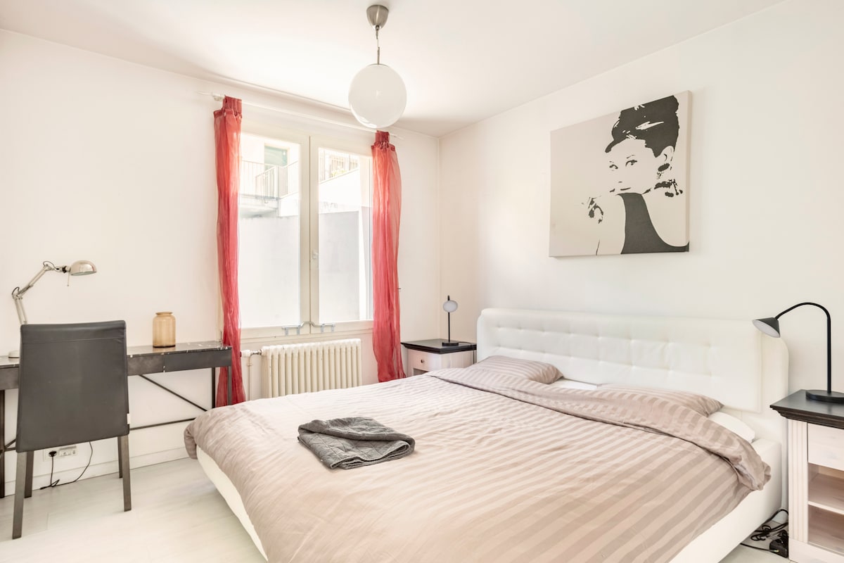 卧室1张加大双人床