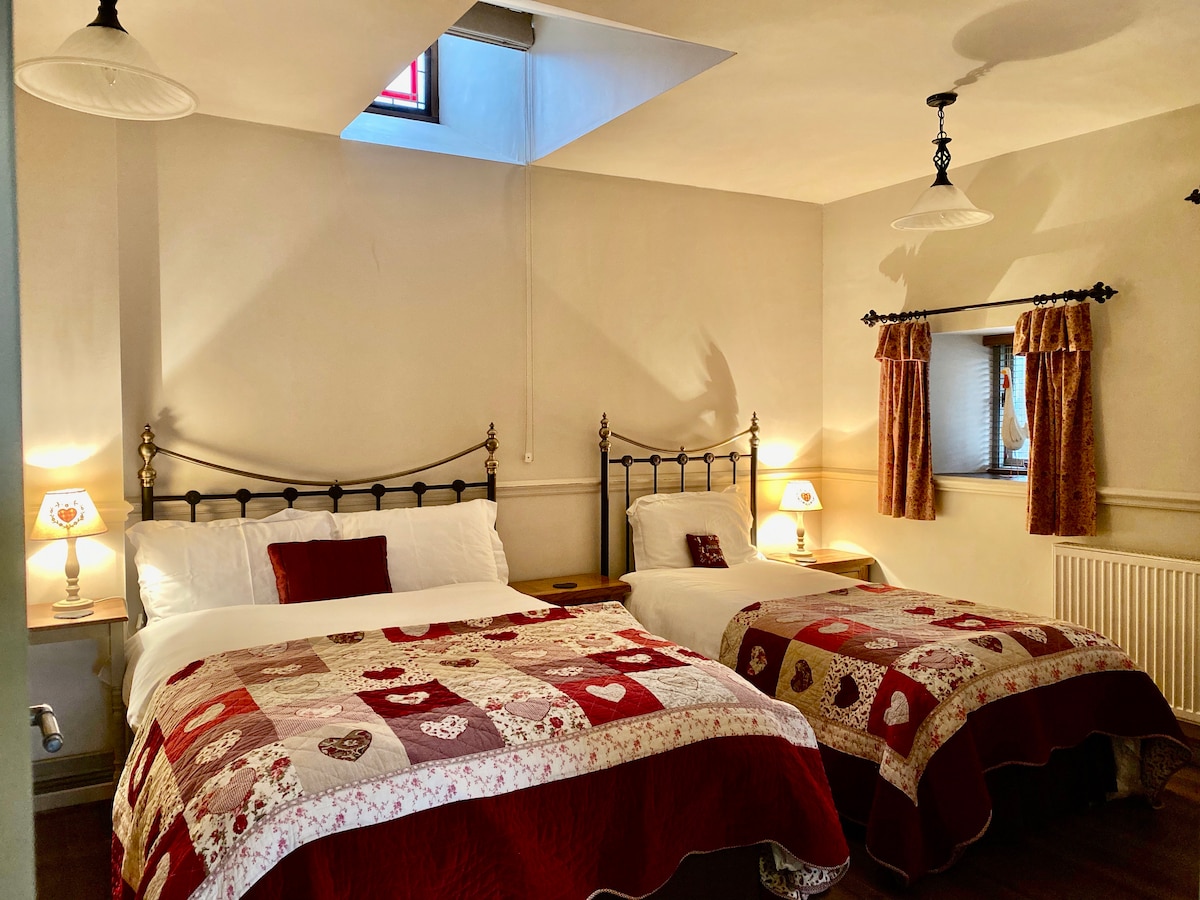 Druga soba u četvrti Y Stabal : 1 bračni krevet i 1 krevet za jednu osobu s izravnim pristupom kupaonici
Apartman za 2 - 4 osobe (ili 5 osoba)
Ako rezervirate smještaj s bračnim krevetom, ova druga soba može biti zatvorena, osim ako to izričito ne zatražite.