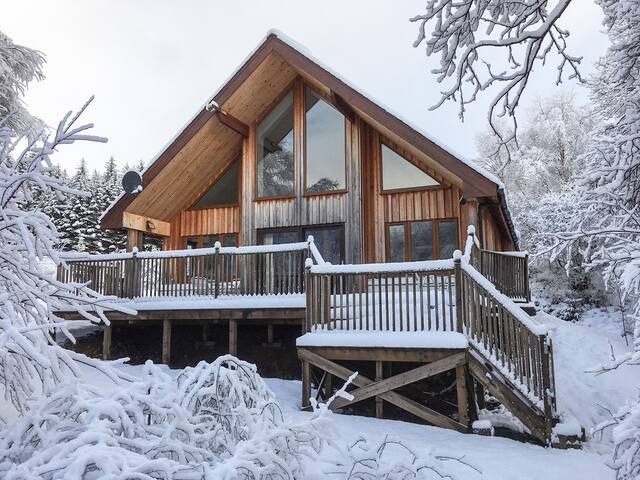 Grianain - Riverside Lodge with Mountain Views