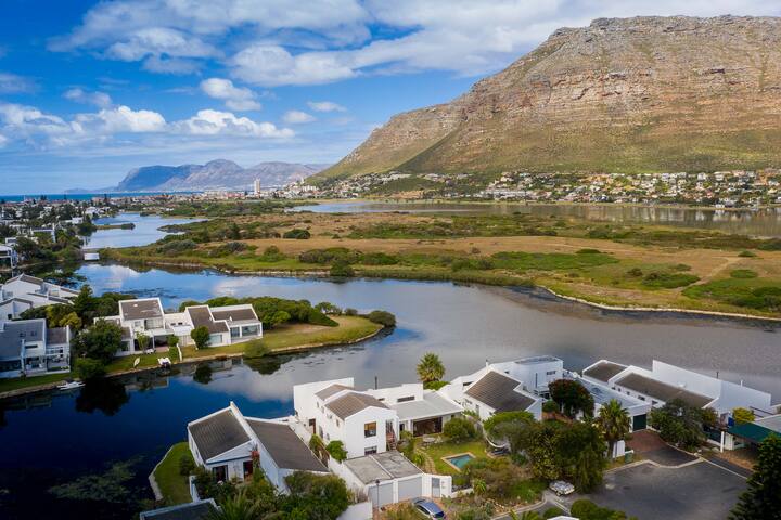 Large family home on the Lake. gallery image 2