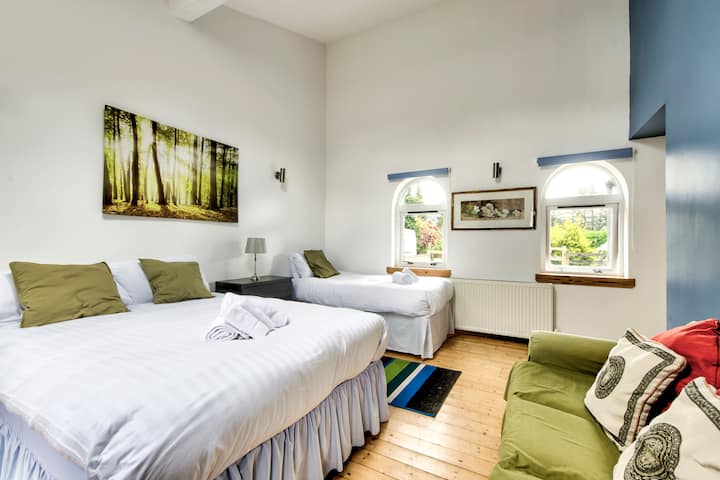 Chumba cha kulala cha ghorofani kilicho na mandhari nzuri chini ya njia ya gari. Inafaa ikiwa unataka kuepuka ngazi