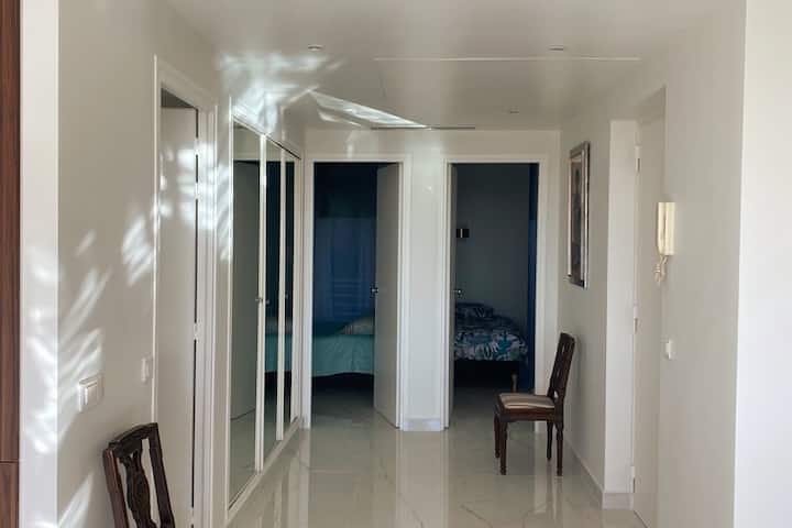 Vstup vedie do všetkých spální, obývacej izby, kuchyne, toalety a sprchy.