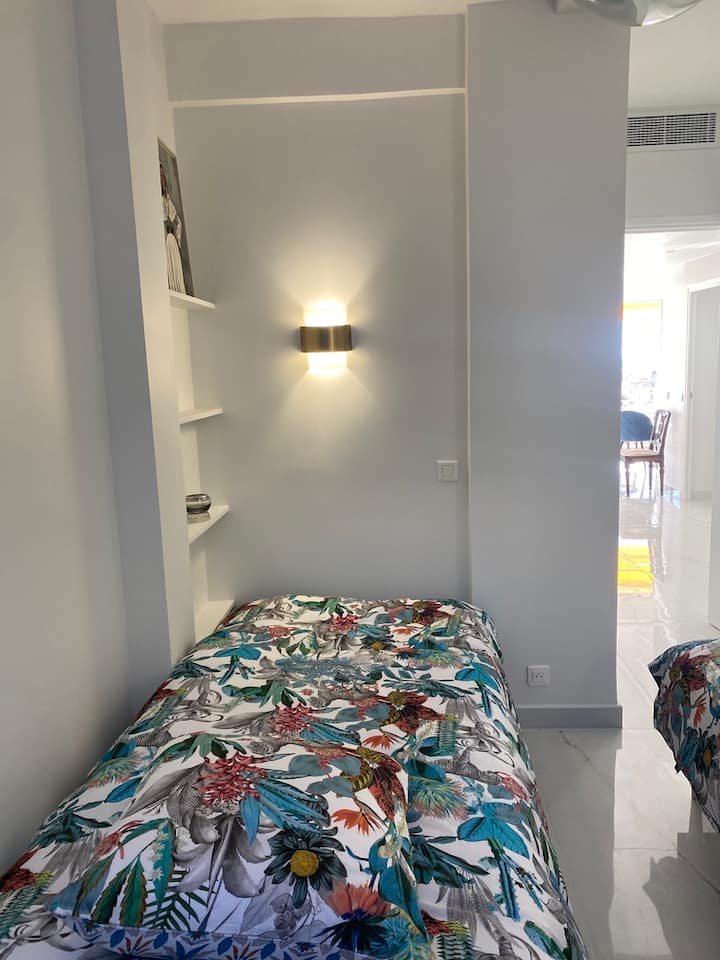 Spálňa s výhľadom na balkón a zeleň nie je prístupná z ulice .
V tejto izbe sú 2 malé postele, knižnica , kreslo a malý guéridon na kolesách.