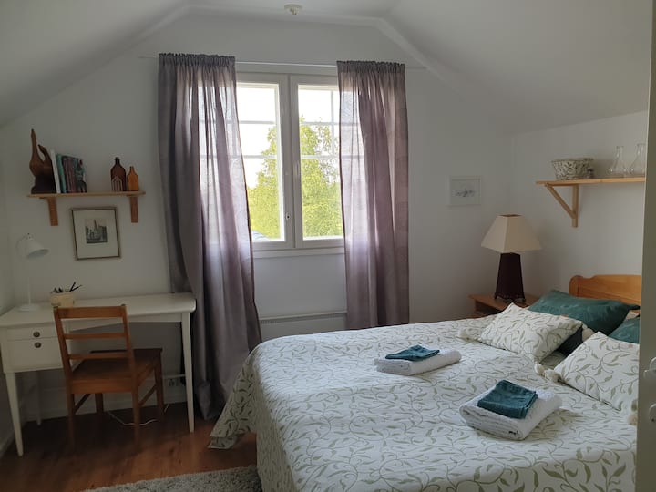 Kahden hengen vuode ja työhuone