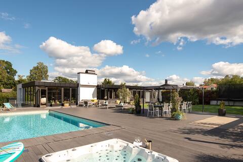 540sqm Luxury design house by the lake with pools