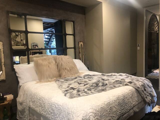 Waterloo Funky Freestanding Warehouse gallery image 3