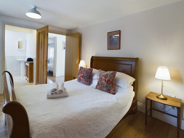 Quarto suíte com cama de trenó duplo, localizado no primeiro andar.