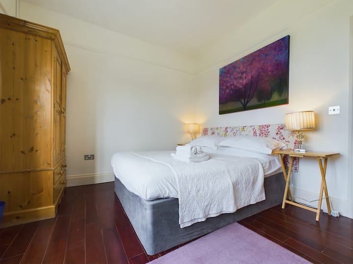 Quarto de casal com vista para o vale e além. Este quarto está localizado no piso térreo.