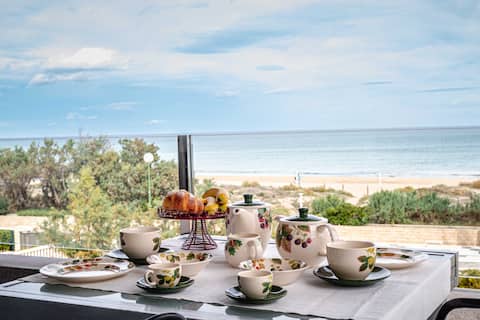 Popular Airbnb listing: ELEGANCE AND COMFORT BY THE SEA in Oliva
