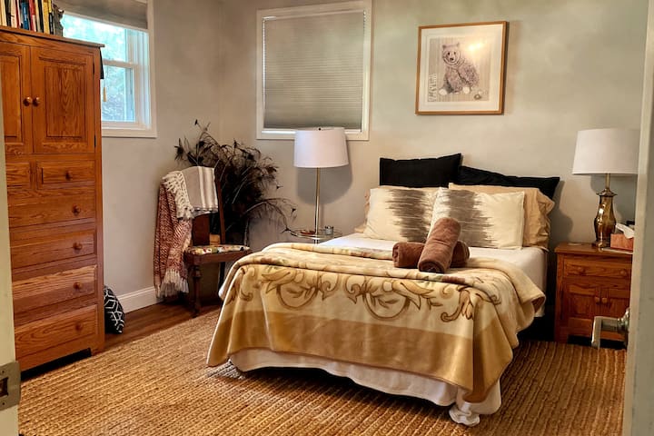 下层卧室：
舒适的全尺寸床，配有毛绒枕头和毛毯。衣橱里有额外的物品。每个窗户都有遮光窗帘，以获得最佳的睡眠条件。  