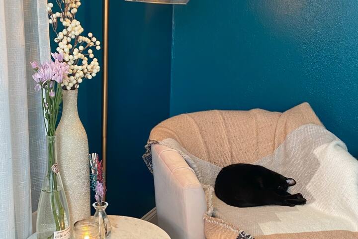 上层卧室/办公室：
这个珠宝风格的房间非常适合阅读/瑜伽/调解/工作......任何您需要的东西！
这个空间有一张充气床垫可供睡觉。全尺寸。  