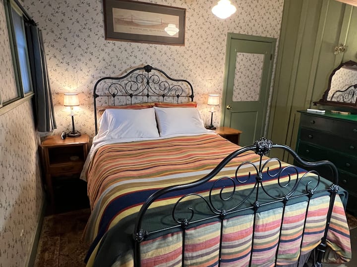 La habitación verde tiene enchufes en ambos lados de la cama tamaño queen. Toda la ropa de cama es de algodón/ ropa de cama /lana.