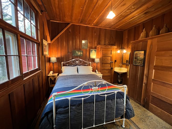 Dormitorio azul, completo con enchufes a ambos lados de la cama tamaño queen. Toda la ropa de cama es de algodón/ropa de cama/lana.