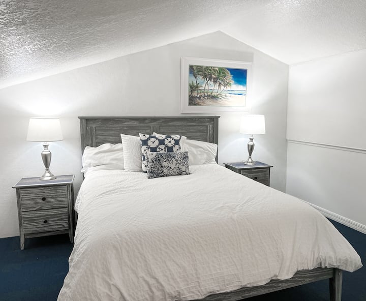 El loft totalmente cerrado, de arriba, completo con una nueva cama tamaño queen, mesas auxiliares y un tocador de 6 cajones. El Loft tiene su propio aire acondicionado para mayor comodidad. No se muestra la ventana que da al mar, por lo que hay mucha luz natural durante el día.