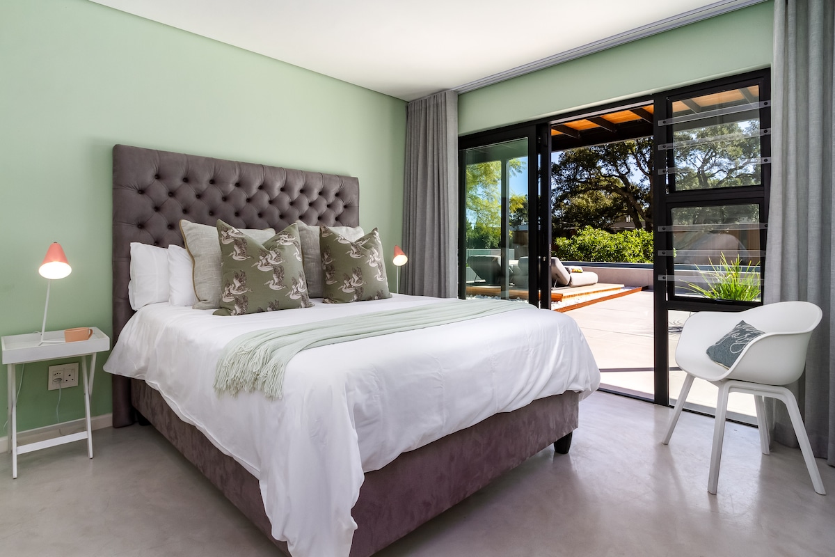 تحتوي غرفة النوم على سرير بحجم كوين مع كتان قطني مصري أبيض هش