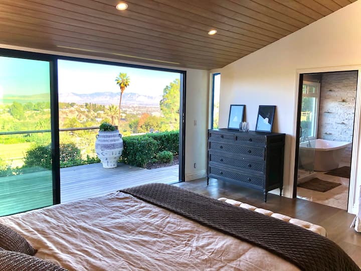 Uitzicht op de hoofdslaapkamer, drie schuifdeuren met meerdere panelen, terras 