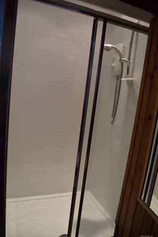 Large, sunny Edinburgh Apartment gallery image 5