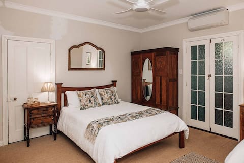 Hope Farm Guesthouse - The Rainbow Bee Eater Room