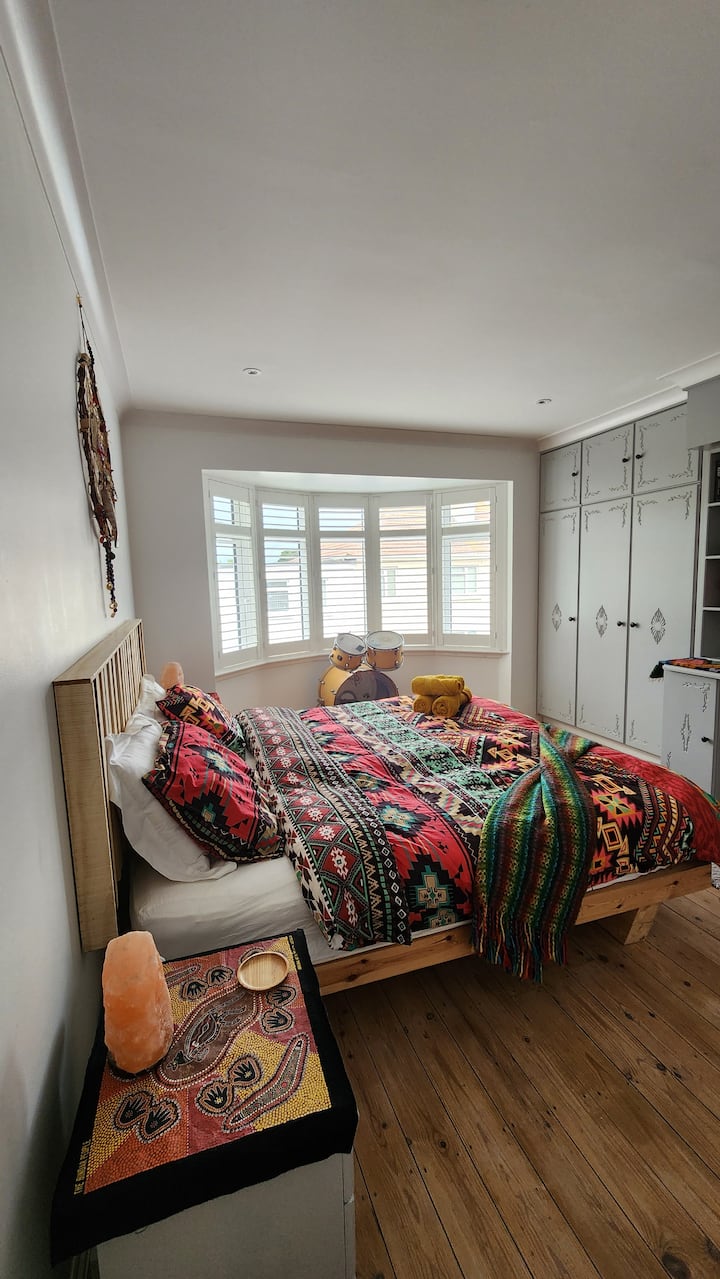 主卧配备超大双人床