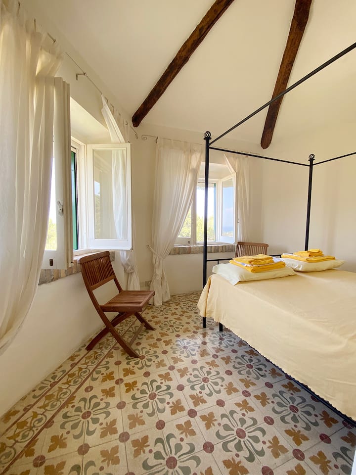 Il letto al primo piano- kitanda kwenye ghorofa ya kwanza