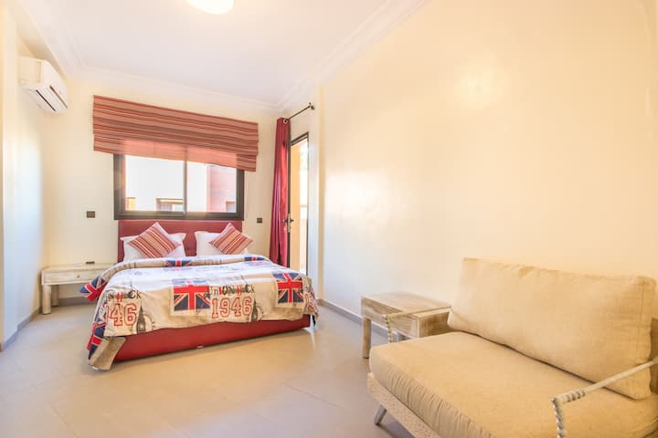 חדר מרווח עם מיטה זוגית 